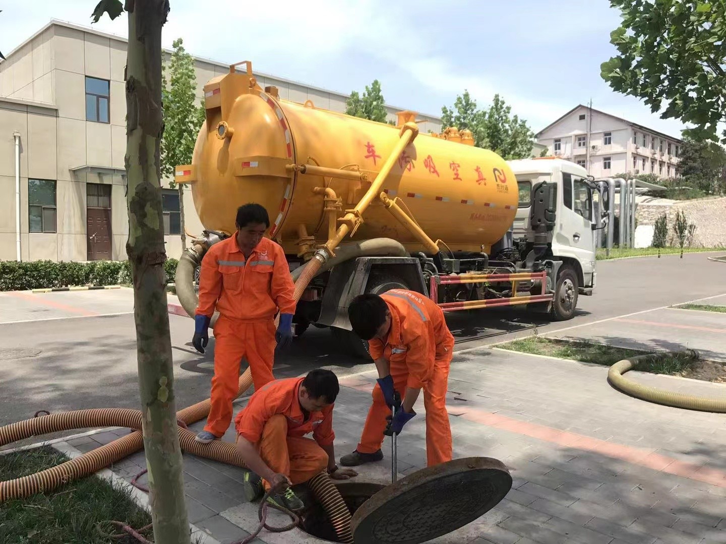 建宁管道疏通车停在窨井附近