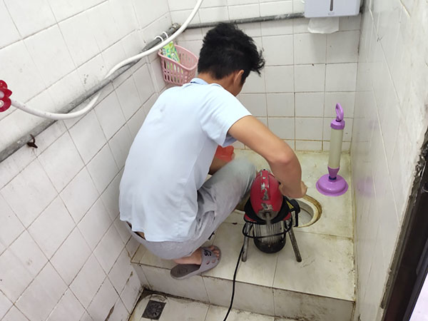 建宁管道堵塞冒臭气 专业师傅现场解决问题